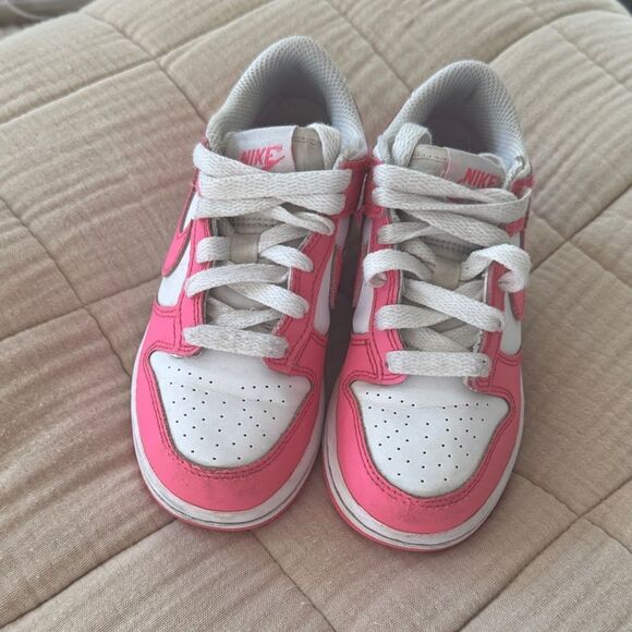 Nike Kids dunks in Pink and White - Picture 2 of 6
